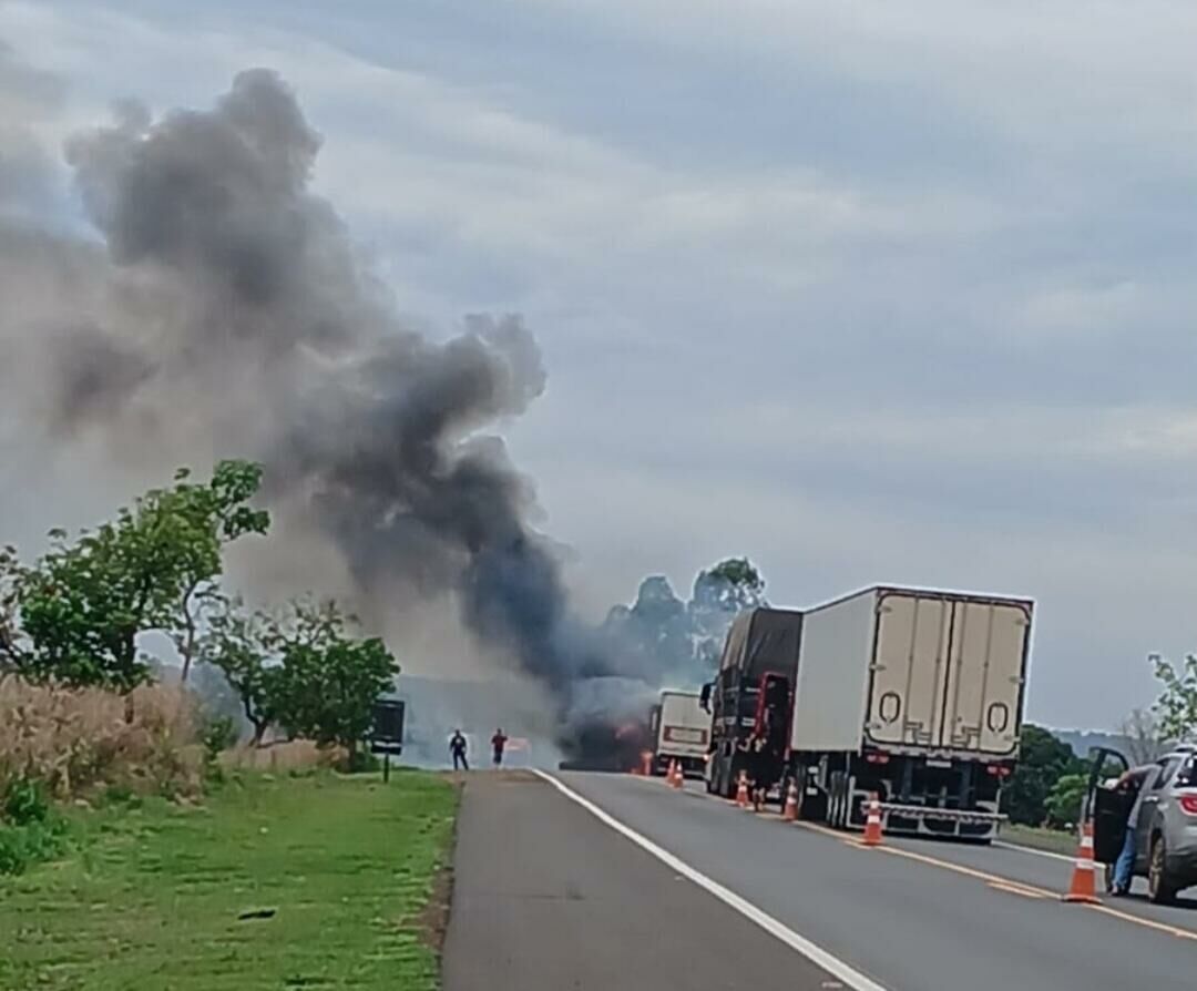 Imagem de compartilhamento para o artigo Incêndio em caminhão provoca congestionamento na MS-306, em Cassilândia da MS Todo dia